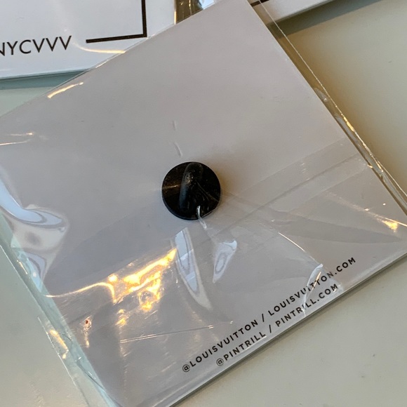 SOLD: Louis Vuitton pin - Picture 2 of 2